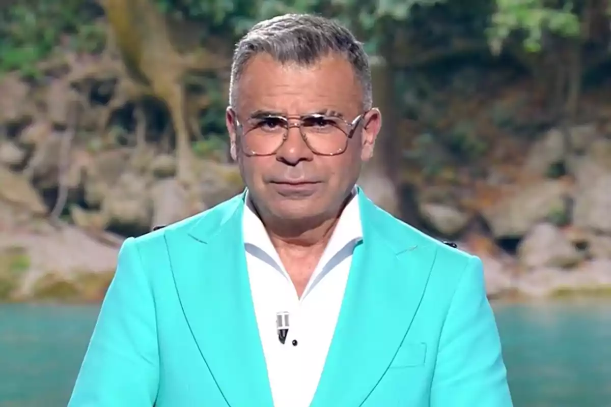 Jorge Javier Vázquez porta un vestit blau clar i una camisa blanca amb un fons de natura. Captura de 'Supervivientes'. Jorge Javier Vázquez porta un vestit blau clar i una camisa blanca amb un fons de natura. Captura de 'Supervivientes'.