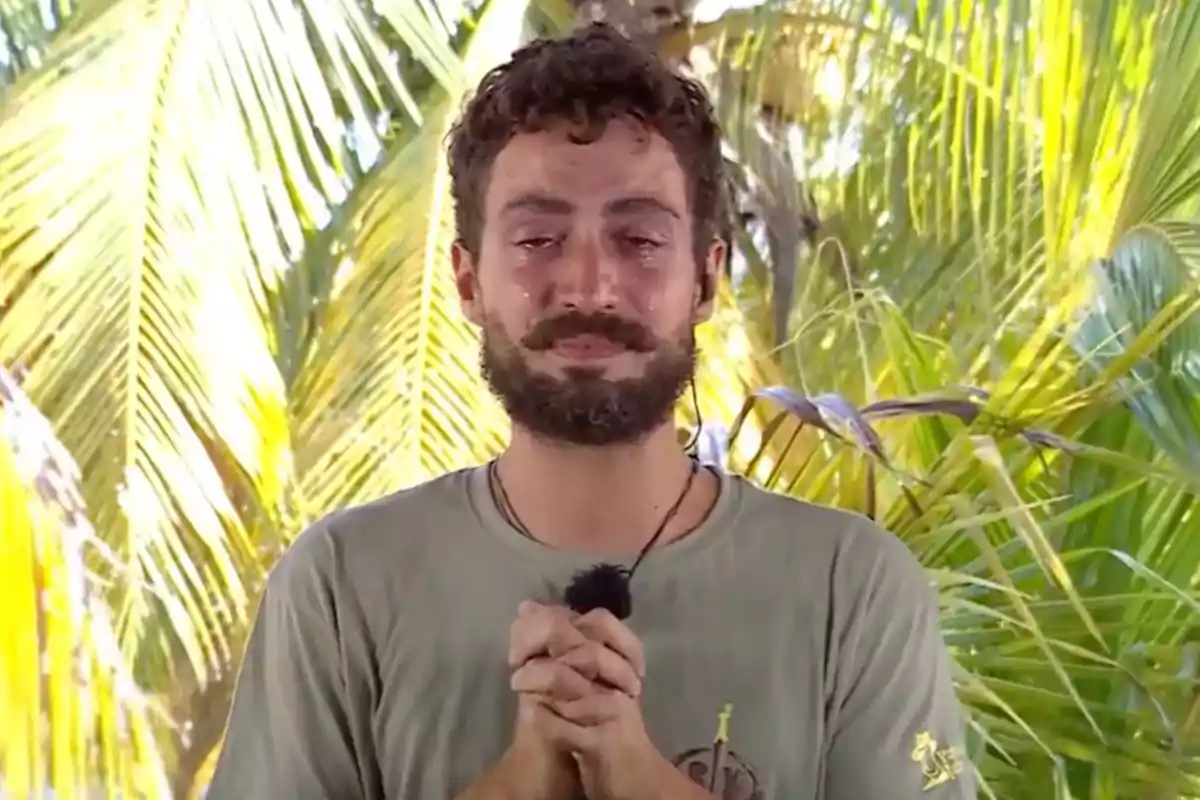 Joshua Velázquez està dret davant d'un fons de palmeres amb una expressió emocional i les mans juntes. Captura de 'Supervivientes'. Joshua Velázquez està dret davant d'un fons de palmeres amb una expressió emocional i les mans juntes. Captura de 'Supervivientes'.