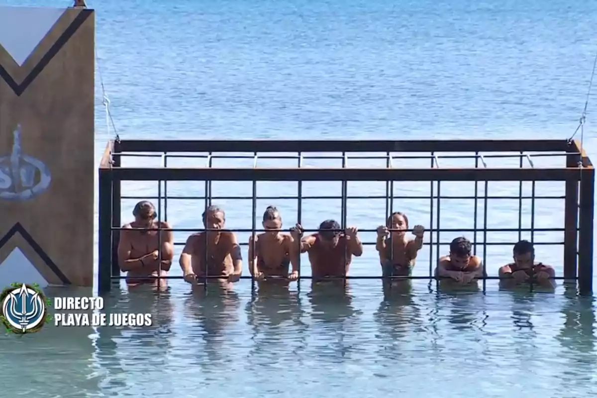 Un grup de persones participa en un desafiament aquàtic sostenint-se d'una estructura metàl·lica sobre l'aigua. Captura de 'Supervivientes'. Un grup de persones participa en un desafiament aquàtic sostenint-se d'una estructura metàl·lica sobre l'aigua. Captura de 'Supervivientes'.