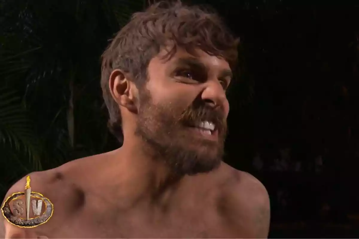 Manuel González amb expressió intensa i barba en un entorn fosc. Captura de 'Supervivientes'. Manuel González amb expressió intensa i barba en un entorn fosc. Captura de 'Supervivientes'.