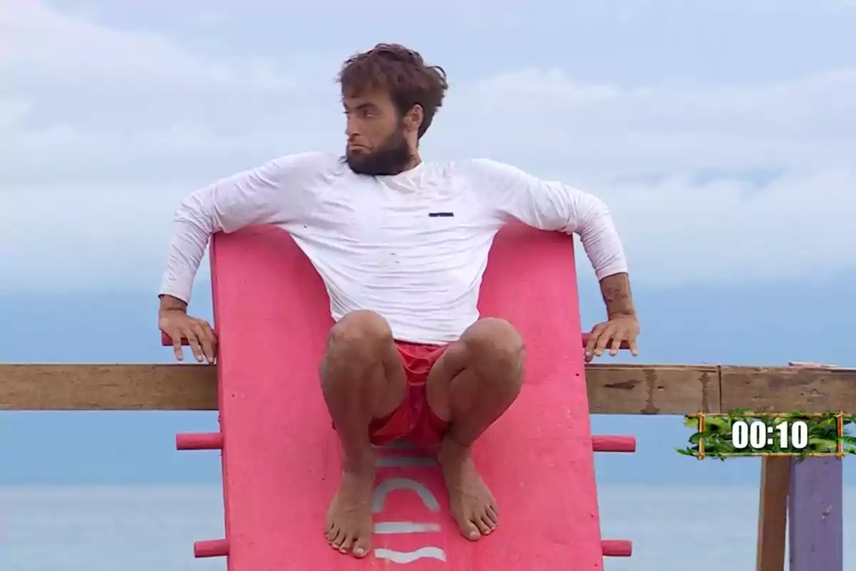 Montoya amb samarreta blanca es prepara per lliscar per una rampa vermella en un entorn a l'aire lliure amb el mar de fons. Captura de 'Supervivientes'. Montoya amb samarreta blanca es prepara per lliscar per una rampa vermella en un entorn a l'aire lliure amb el mar de fons. Captura de 'Supervivientes'.