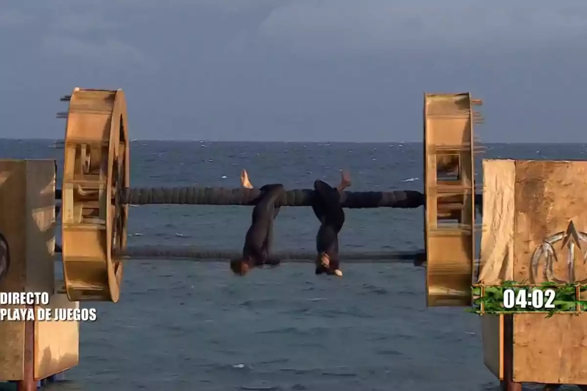 Pelayo Díaz i Anita pengen cap per avall d'una estructura giratòria sobre el mar en un desafiament de resistència. Captura de 'Supervivientes'. Pelayo Díaz i Anita pengen cap per avall d'una estructura giratòria sobre el mar en un desafiament de resistència. Captura de 'Supervivientes'.