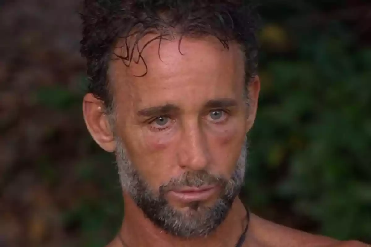 Álvaro Muñoz Escassi amb expressió seriosa en un entorn natural. Captura de 'Supervivientes'. Álvaro Muñoz Escassi amb expressió seriosa en un entorn natural. Captura de 'Supervivientes'.