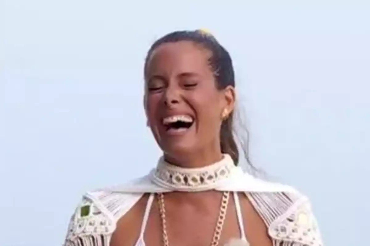 Laura Madrueño rient a riallades amb els cabells recollits i vestida de blanc davant d’un fons clar. Captura de 'Supervivientes' Laura Madrueño rient a riallades amb els cabells recollits i vestida de blanc davant d’un fons clar. Captura de 'Supervivientes'
