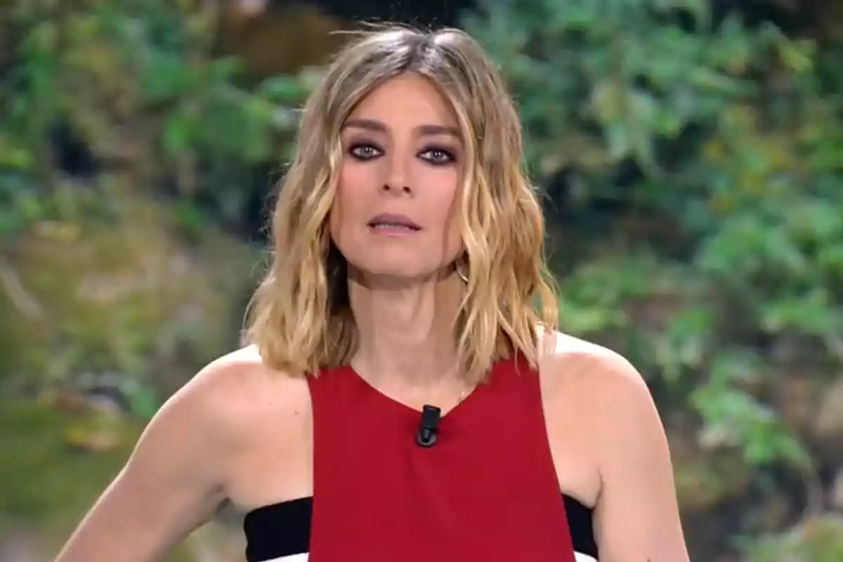 Sandra Barneda porta un vestit vermell i negre davant d'un fons verd difuminat. Captura de 'Supervivientes'. Sandra Barneda porta un vestit vermell i negre davant d'un fons verd difuminat. Captura de 'Supervivientes'.