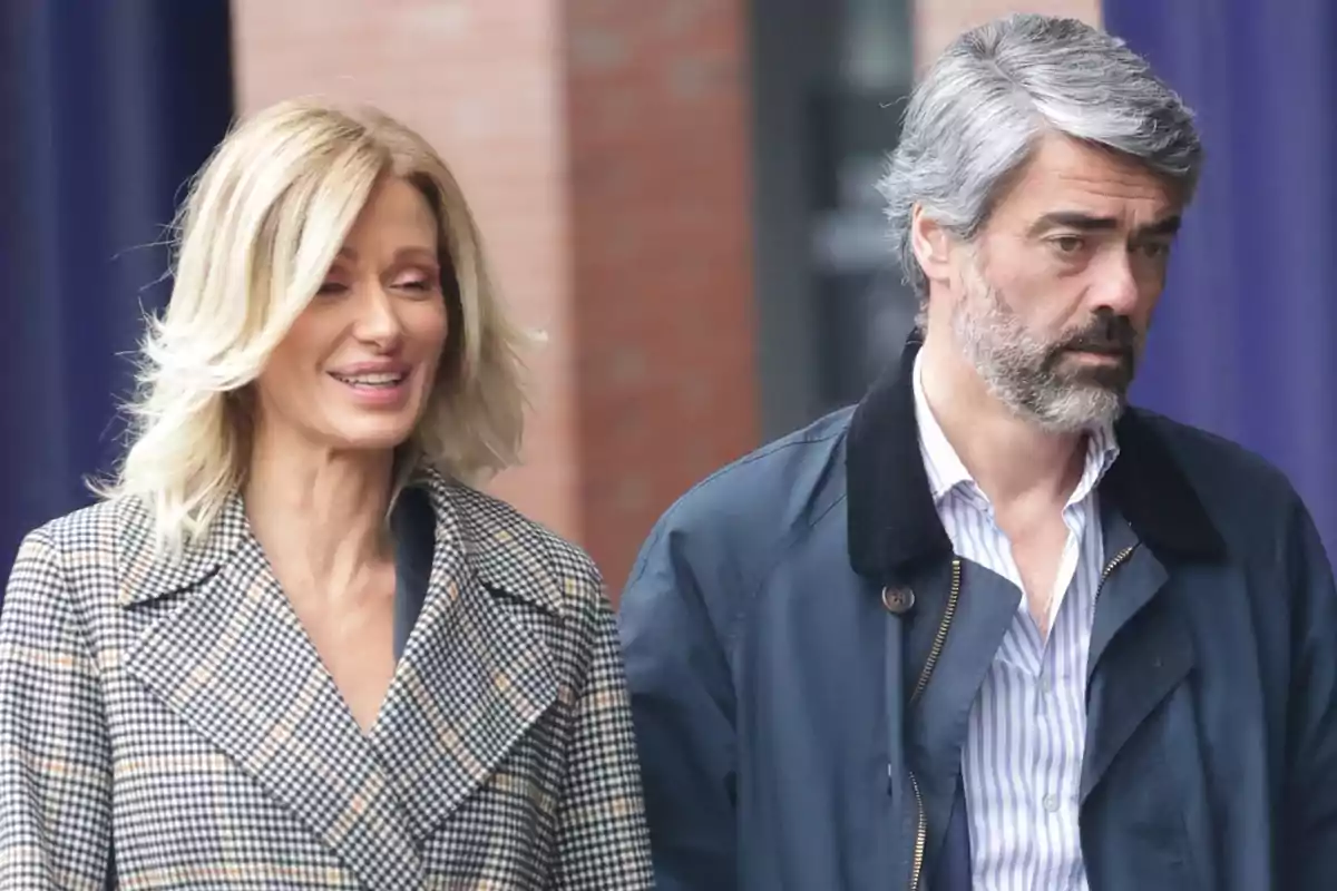Susanna Grisoo i Luis Enríquez Nistal caminant junts, una dona rossa amb abric de quadres i un home amb barba i jaqueta blava. Susanna Grisoo i Luis Enríquez Nistal caminant junts, una dona rossa amb abric de quadres i un home amb barba i jaqueta blava.
