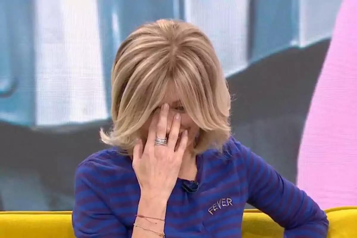 Susanna Grisoo amb cabell ros es cobreix la cara amb la mà mentre està asseguda en un sofà groc i porta una samarreta blava amb ratlles a 'Espejo Público'. Susanna Grisoo amb cabell ros es cobreix la cara amb la mà mentre està asseguda en un sofà groc i porta una samarreta blava amb ratlles a 'Espejo Público'.