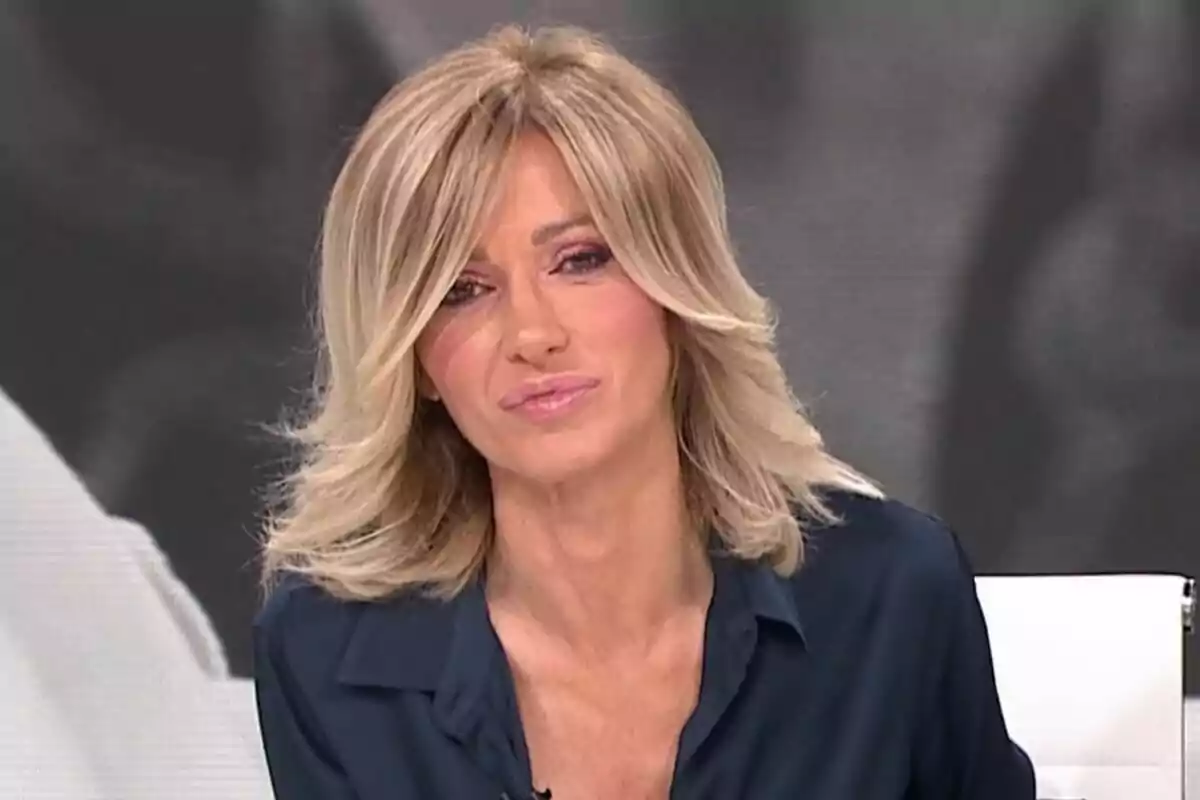 Susanna Grisoo amb cabell ros i ondulat porta una brusa fosca i està a Espejo Público. Susanna Grisoo amb cabell ros i ondulat porta una brusa fosca i està a Espejo Público.