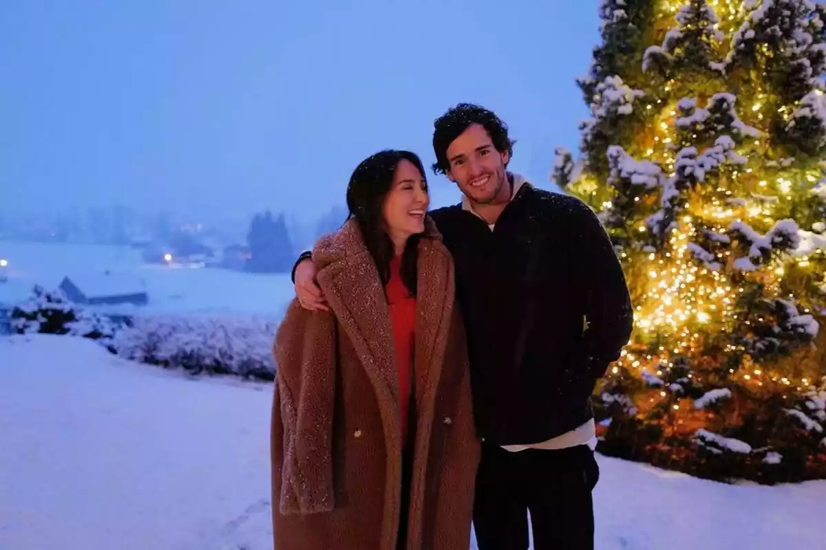 Post de Tamara Falcó a Instagram amb Íñigo Onieva rient a la neu i un arbre amb llums el 9 de gener de 2024 Post de Tamara Falcó a Instagram amb Íñigo Onieva rient a la neu i un arbre amb llums el 9 de gener de 2024