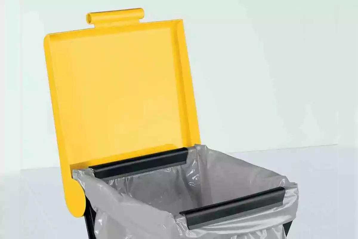 Un cubell d'escombraries de Lidl amb tapa groga oberta i bossa grisa a l'interior. Un cubell d'escombraries de Lidl amb tapa groga oberta i bossa grisa a l'interior.