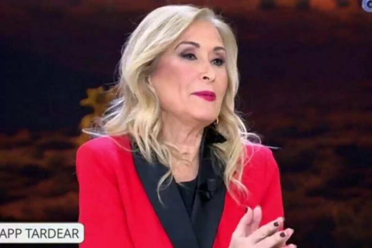 Cristina Cifuentes de cabell ros i llarg porta un vestit vermell i negre mentre és a 'TardeAR'. Cristina Cifuentes de cabell ros i llarg porta un vestit vermell i negre mentre és a 'TardeAR'.