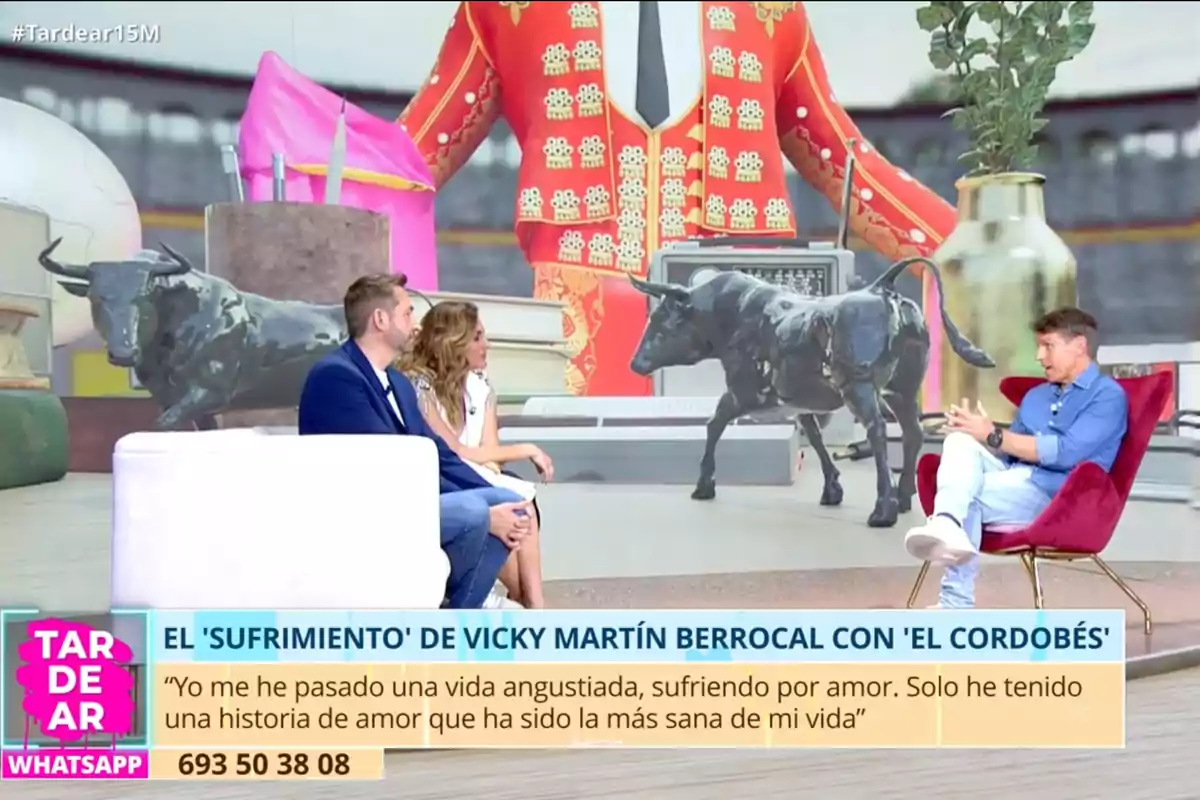 En un programa de televisió, Frank Blanco i Bea Archidona conversen amb Manuel Díaz assegut en una cadira vermella, mentre al fons s'observa una decoració amb motius taurins i un text a la part inferior de la pantalla. Captura de 'TardeAR'. En un programa de televisió, Frank Blanco i Bea Archidona conversen amb Manuel Díaz assegut en una cadira vermella, mentre al fons s'observa una decoració amb motius taurins i un text a la part inferior de la pantalla. Captura de 'TardeAR'.