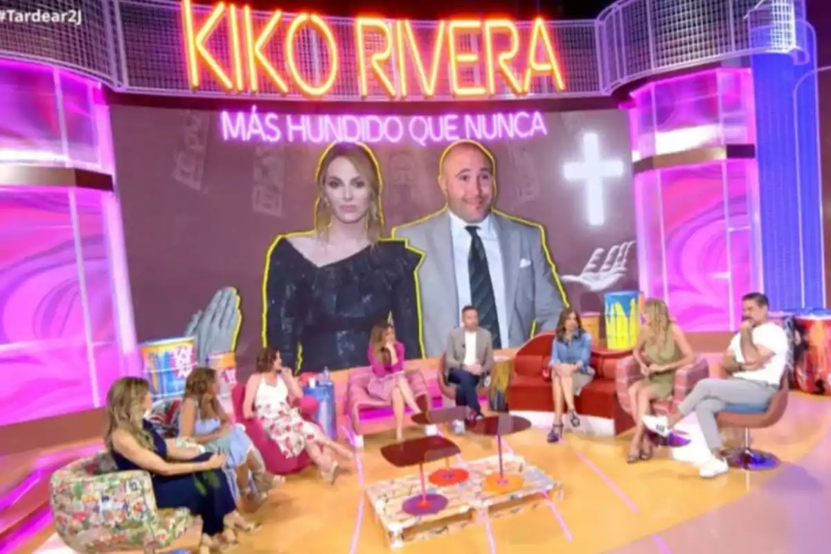 Un grup de persones està assegut en un plató de televisió colorit amb una gran pantalla al fons que mostra una parella i el text Kiko Rivera més enfonsat que mai. Captura de 'TardeAR' Un grup de persones està assegut en un plató de televisió colorit amb una gran pantalla al fons que mostra una parella i el text Kiko Rivera més enfonsat que mai. Captura de 'TardeAR'