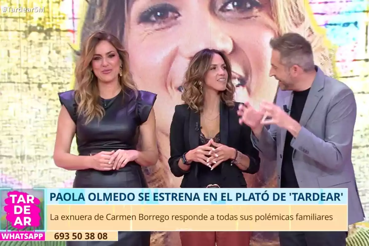Verónica Dulanto, Paola Olmedo i Frank Blanco estan dempeus en un plató de televisió, conversant i somrient, amb un fons acolorit i un text a la part inferior que esmenta un programa anomenat Verónica Dulanto, Paola Olmedo i Frank Blanco estan dempeus en un plató de televisió, conversant i somrient, amb un fons acolorit i un text a la part inferior que esmenta un programa anomenat