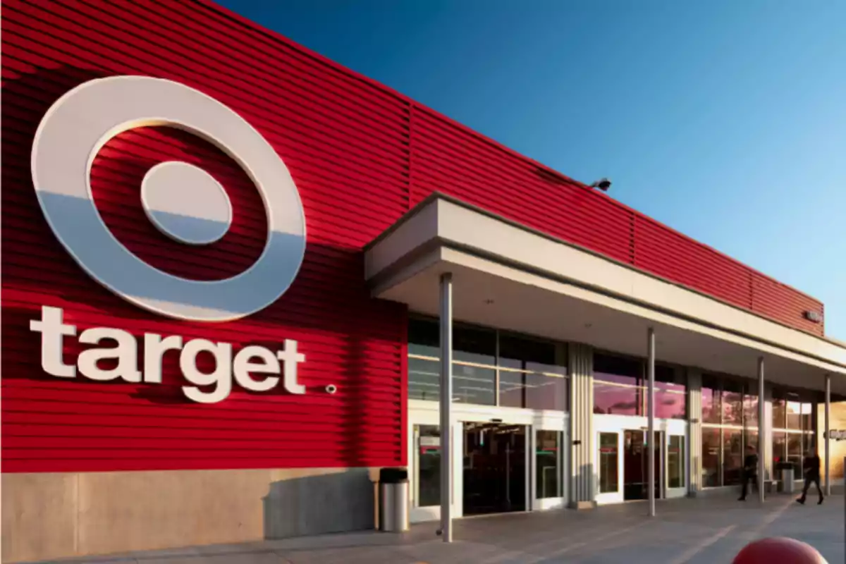 Fachada de una tienda Target  con un gran logotipo circular rojo y blanco en la pared exterior.