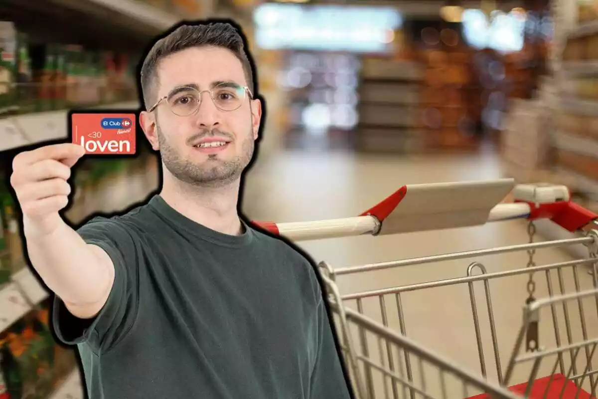 Muntatge amb un fons d'un passadís de supermercat amb un carro de la compra i una foto d'un noi amb la targeta del club carrefour a la mà