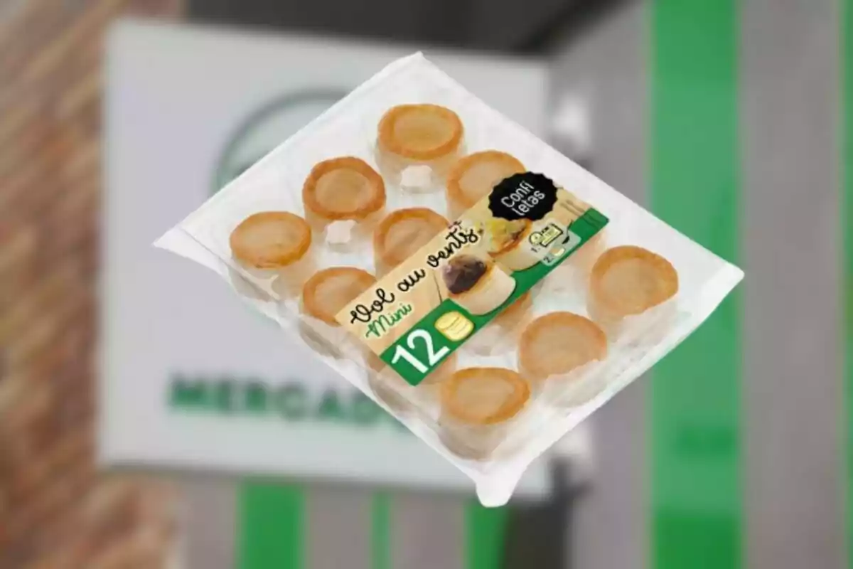 Paquete de mini vol-au-vents de hojaldre con fondo desenfocado de un supermercado.