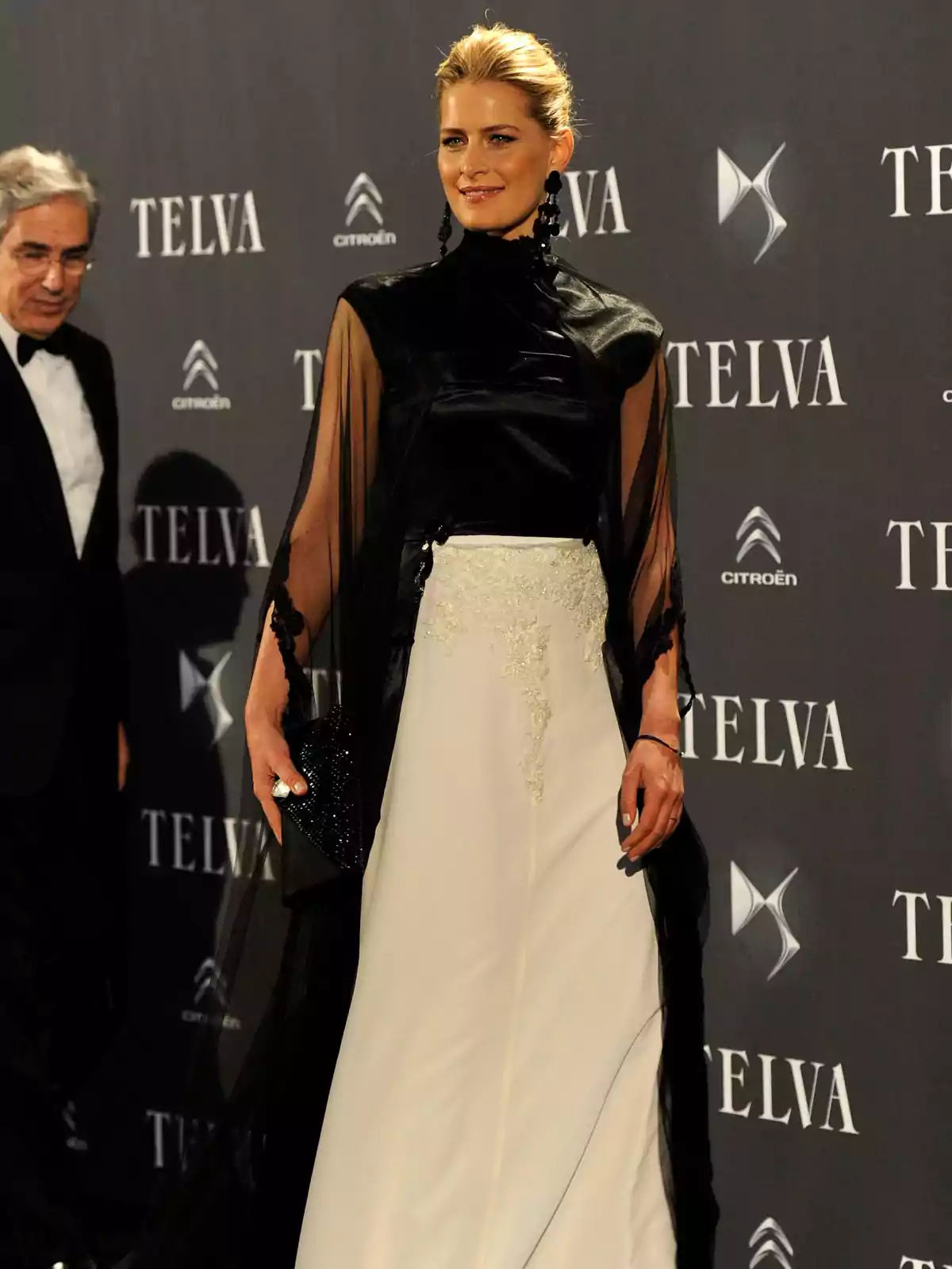 Tatiana Blatnik amb un elegant vestit blanc i negre posa en un esdeveniment de Telva. Tatiana Blatnik amb un elegant vestit blanc i negre posa en un esdeveniment de Telva.