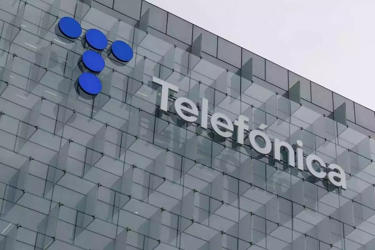 Façana de la seu de Telefónica, a 6 de març de 2023, a Madrid (Espanya)