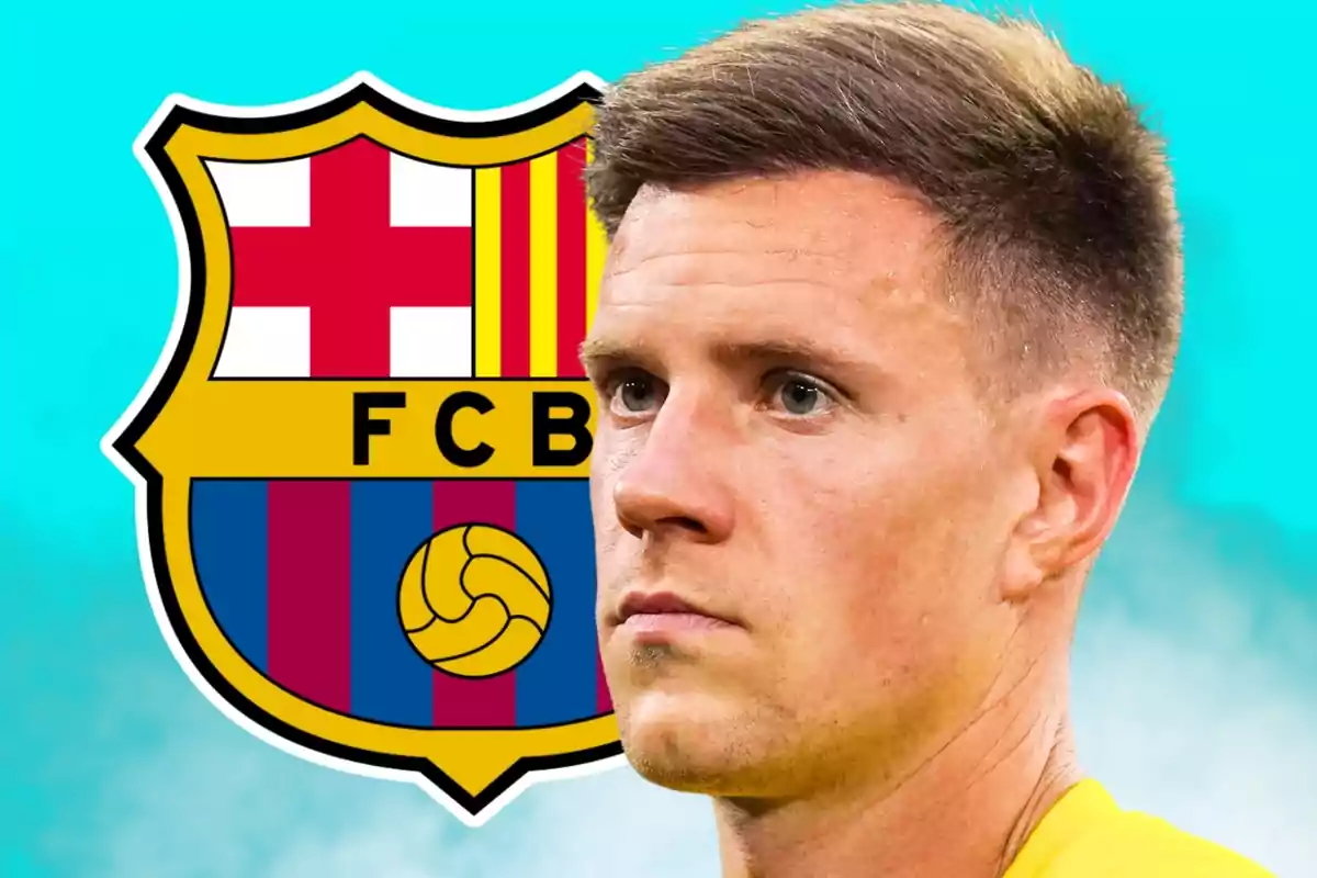 Porter amb samarreta groga davant de l’escut del FC Barcelona sobre fons blau cel.