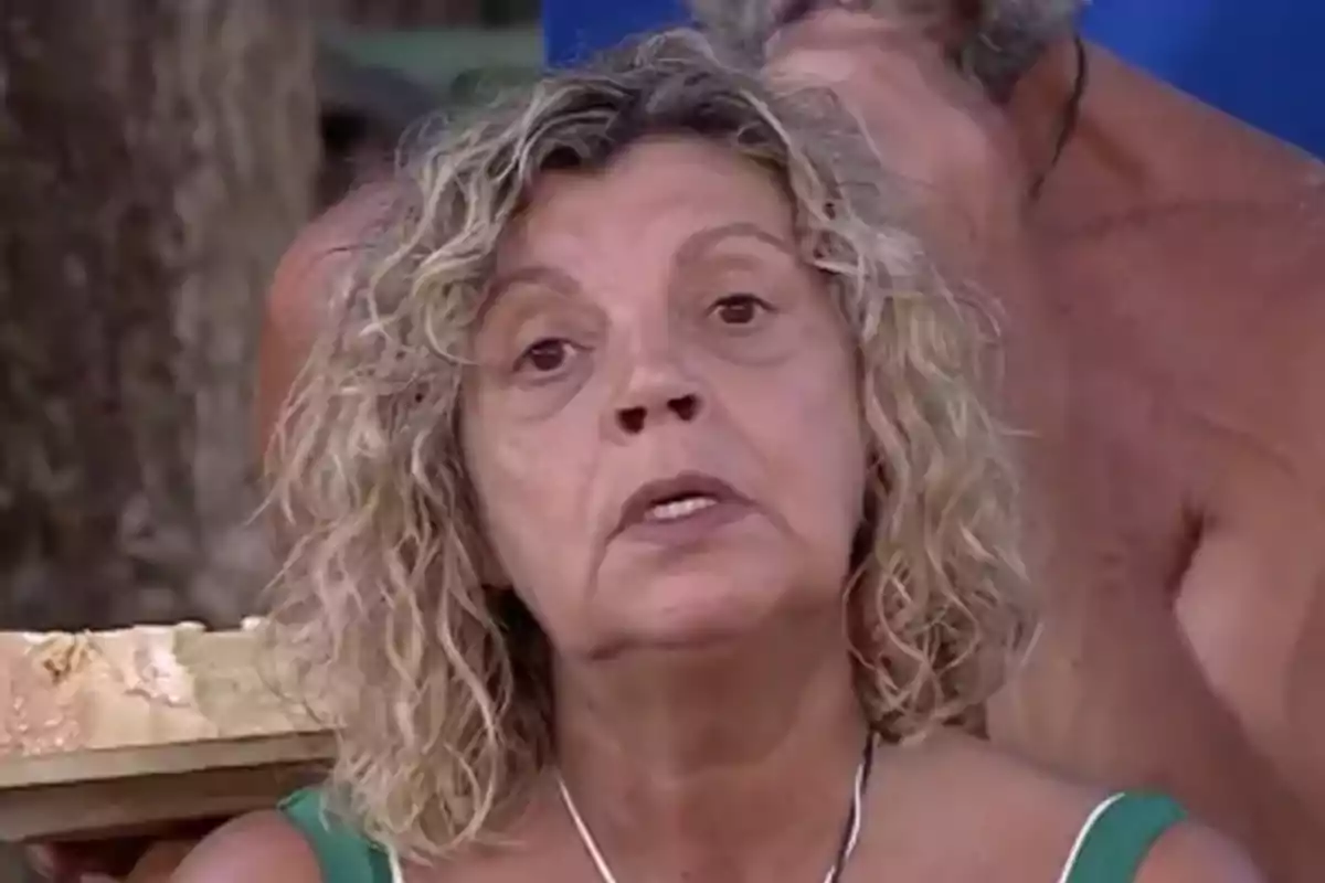 Primer plano de Terelu Camos con cabello rizado y expresión seria en 'Supervivientes' 2025.