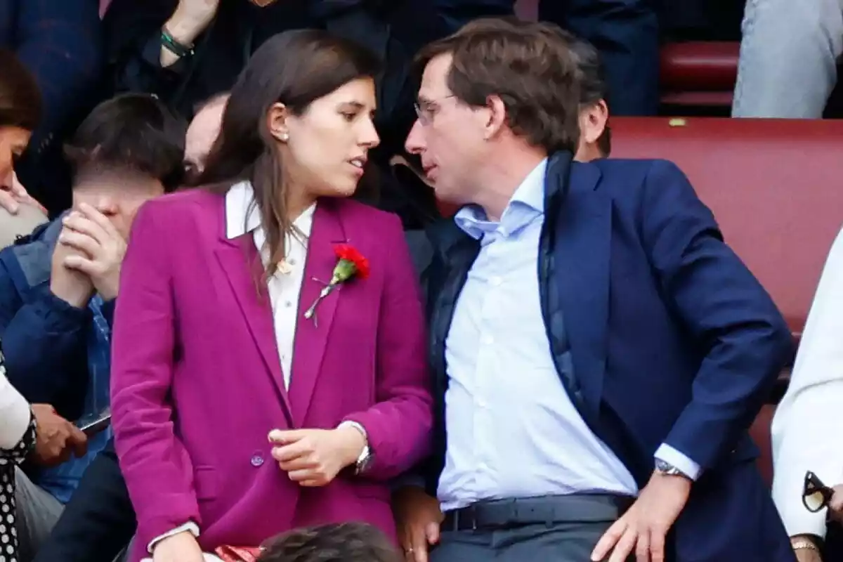 Teresa Urquijo en traje morado y José Luis Martínez-Almeida en traje azul mirándose fijamente Teresa Urquijo en traje morado y José Luis Martínez-Almeida en traje azul mirándose fijamente