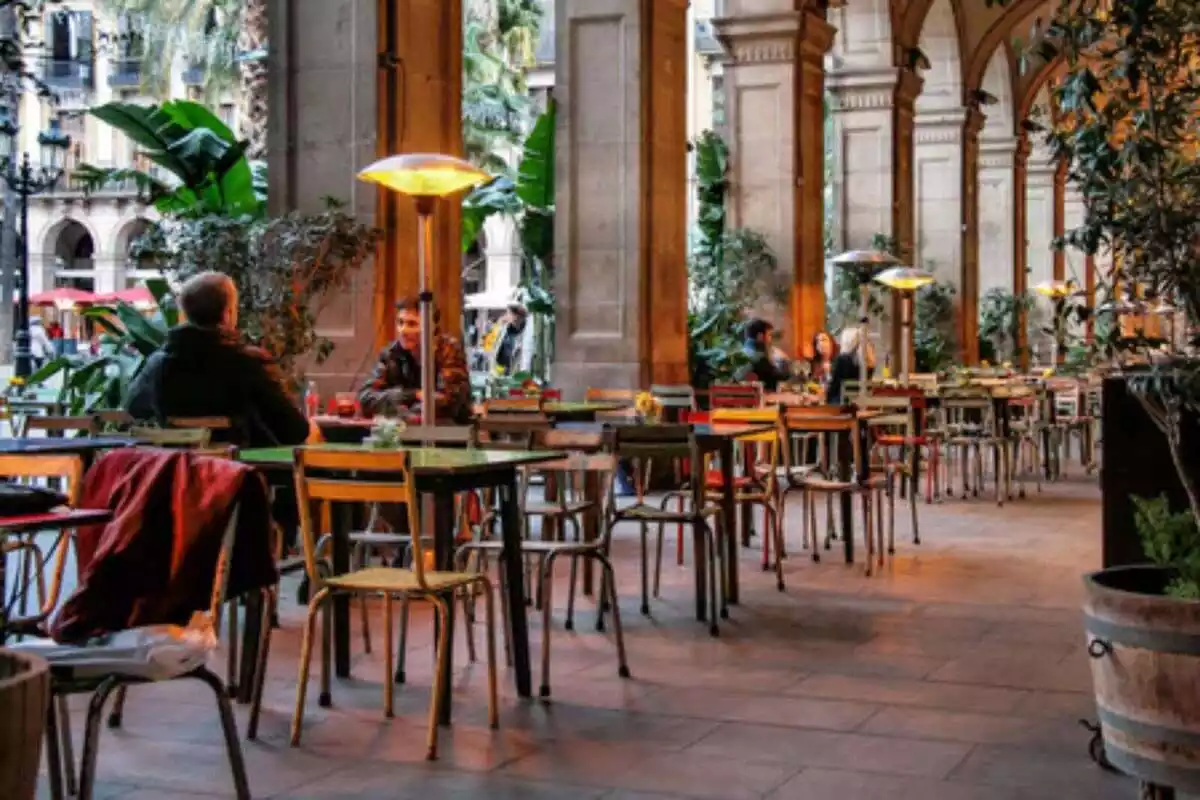 Imatge d´una terrassa d´un restaurant a Barcelona amb calefacció