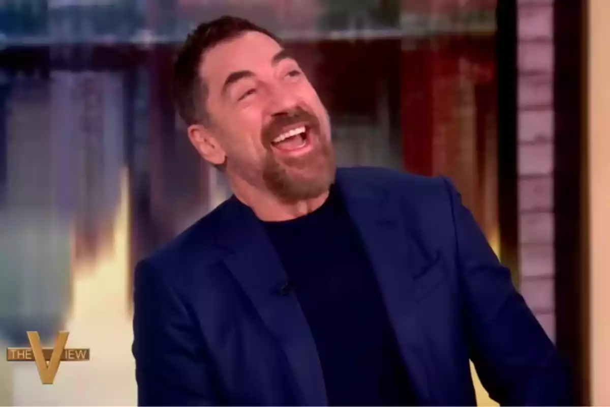 Javier Bardem amb americana blava rient durant una entrevista en un programa de televisió. Captura de 'The View' Javier Bardem amb americana blava rient durant una entrevista en un programa de televisió. Captura de 'The View'