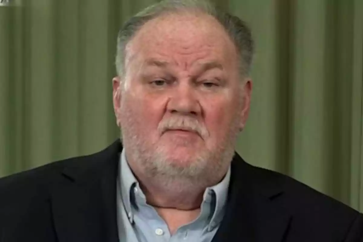 Thomas Markle, vestint una camisa blava i jaqueta fosca, davant d'un fons de cortines verdes. Thomas Markle, vestint una camisa blava i jaqueta fosca, davant d'un fons de cortines verdes.
