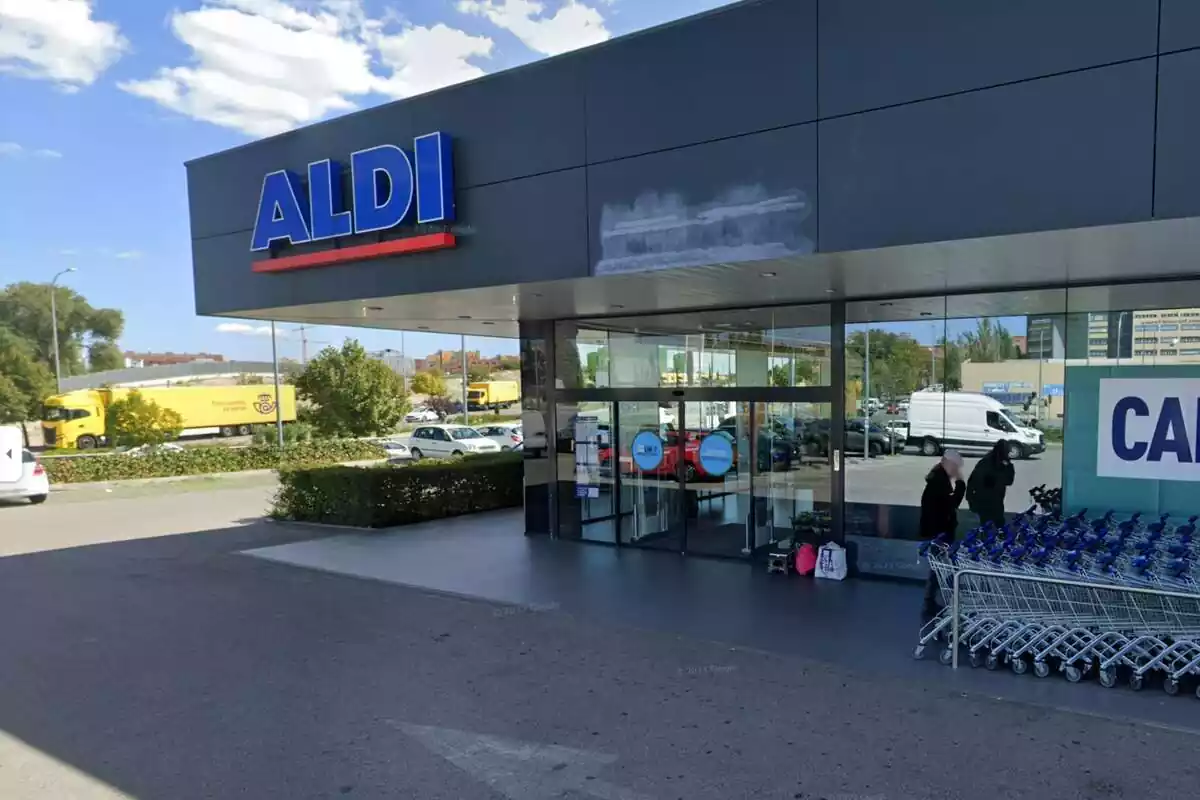 Imatge de façana de supermercat Aldi des del pàrquing exterior Imatge de façana de supermercat Aldi des del pàrquing exterior