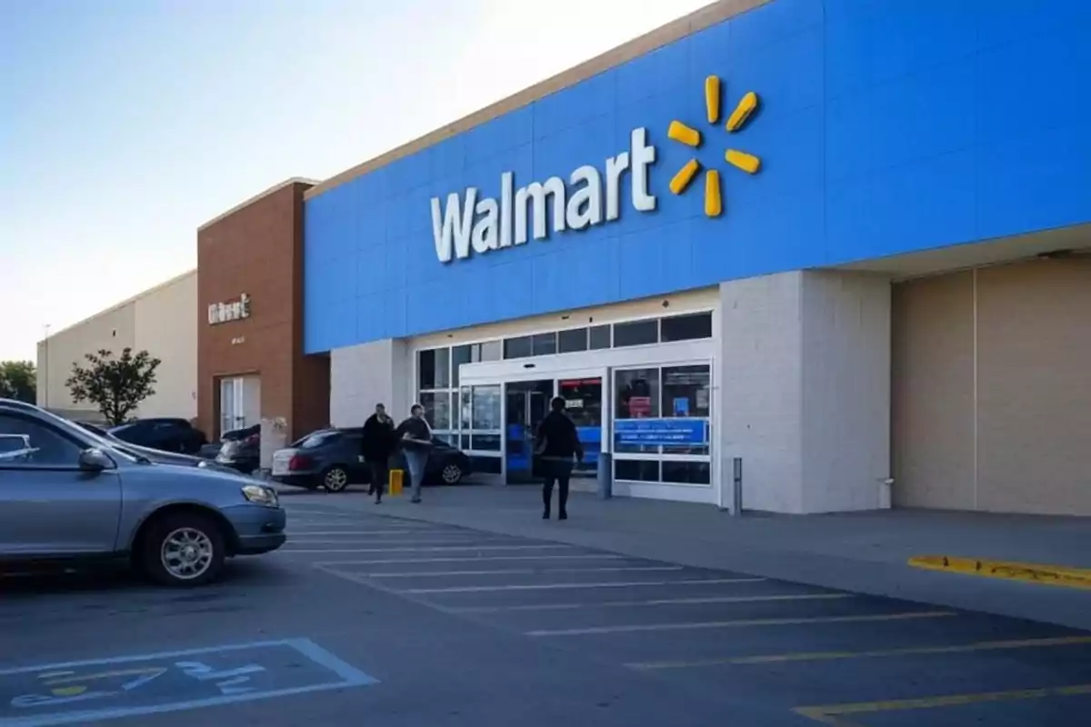Entrada d'una botiga Walmart amb persones entrant i sortint i diversos cotxes estacionats al davant. Entrada d'una botiga Walmart amb persones entrant i sortint i diversos cotxes estacionats al davant.
