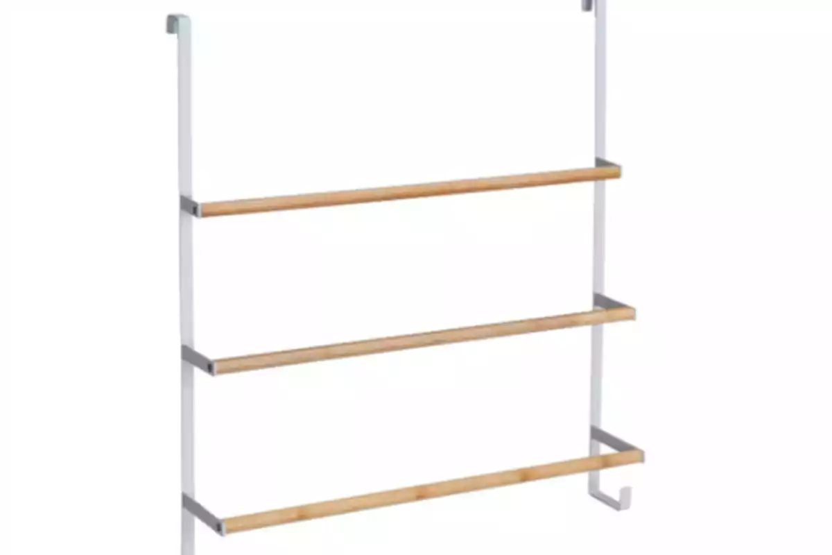 Prestatge de paret amb tres barres de fusta i estructura metàl·lica. Prestatge de paret amb tres barres de fusta i estructura metàl·lica.