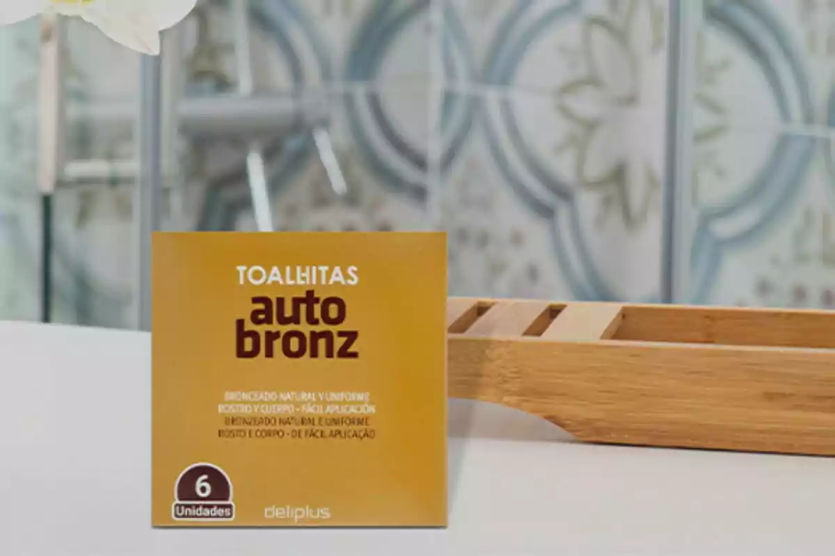 Una caixa de tovalloletes autobronzejadores de la marca Deliplus està sobre una superfície blanca amb un fons desenfocat de rajoles decoratives. Una caixa de tovalloletes autobronzejadores de la marca Deliplus està sobre una superfície blanca amb un fons desenfocat de rajoles decoratives.
