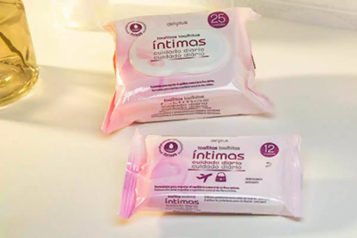Paquets de tovalloletes íntimes de cura diària sobre una superfície blanca. Paquets de tovalloletes íntimes de cura diària sobre una superfície blanca.