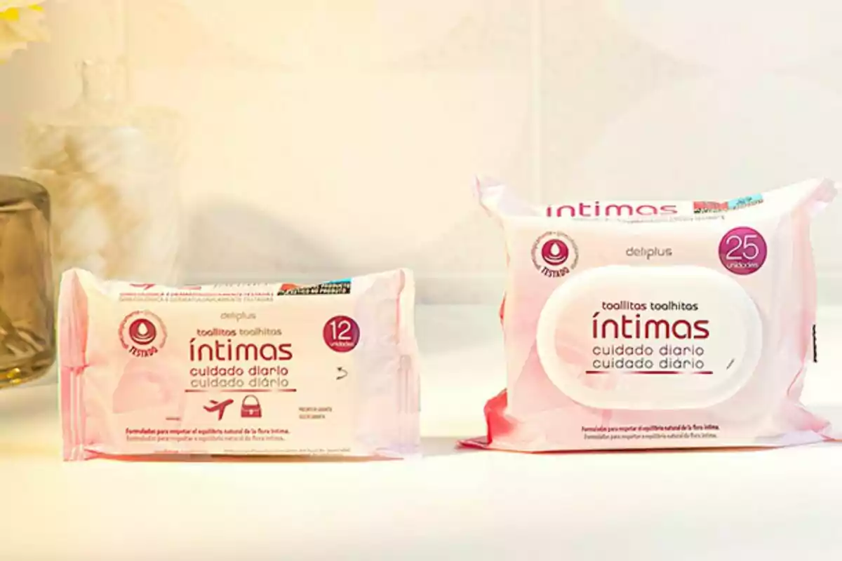 Dos paquets de tovalloletes íntimes de la marca Deliplus, un amb 12 unitats i l'altre amb 25, sobre una superfície blanca. Dos paquets de tovalloletes íntimes de la marca Deliplus, un amb 12 unitats i l'altre amb 25, sobre una superfície blanca.