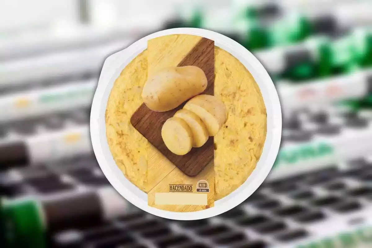 Muntatge amb carrets del Mercadona de fons i la truita de patata de la marca Hacendado Muntatge amb carrets del Mercadona de fons i la truita de patata de la marca Hacendado