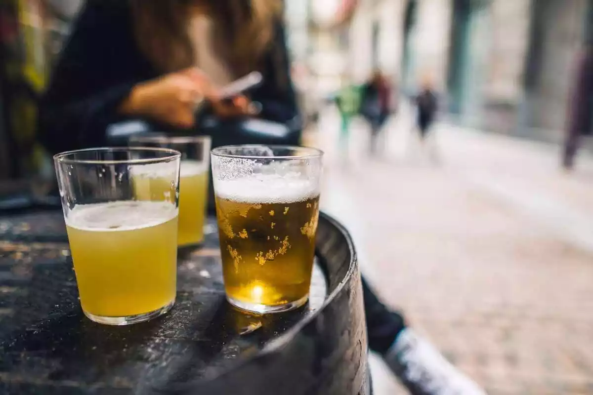 Tres gots amb cervesa a la terrassa d'un bar