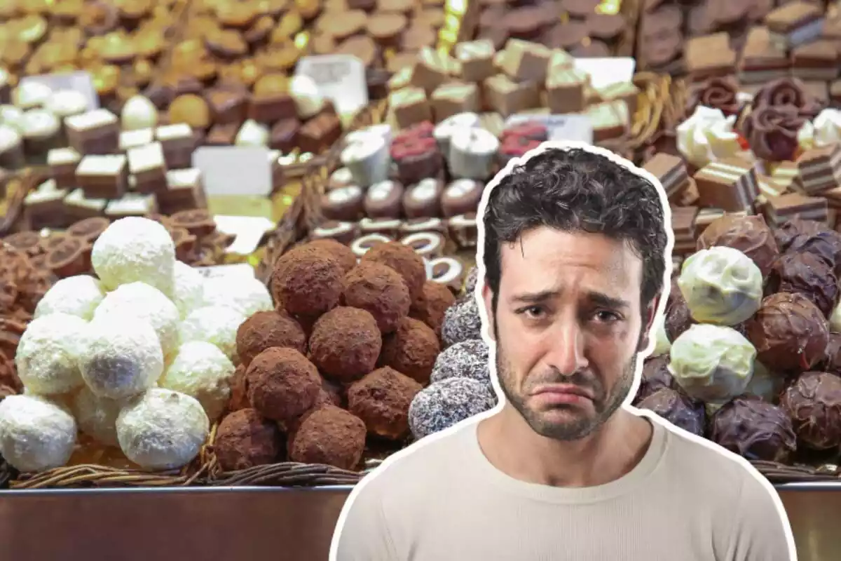 Home trist davant de bombons de xocolata Home trist davant de bombons de xocolata