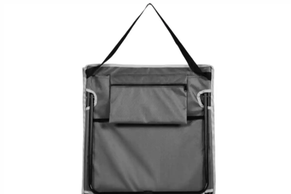 Bossa de transport plegable amb nansa negra i compartiment frontal. Bossa de transport plegable amb nansa negra i compartiment frontal.