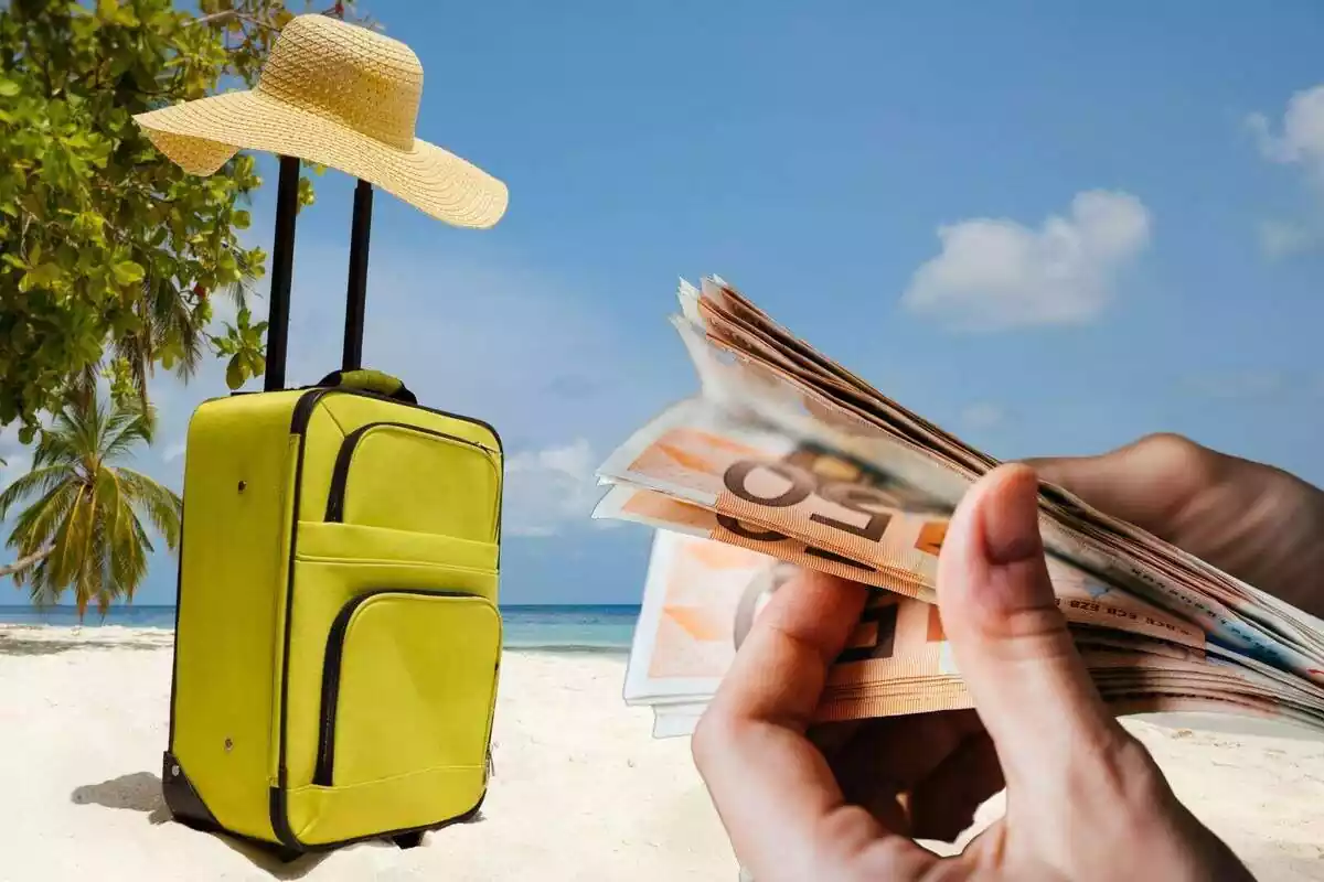 Muntatge amb una imatge de fons d'una platja amb una maleta i un barret de palla a sobre i a una cantonada una mà comptant bitllets de 50 euros