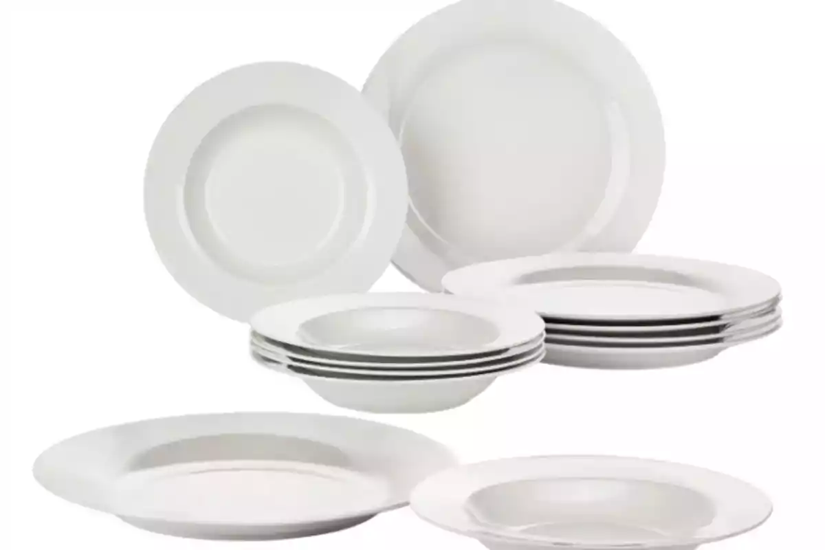 Un conjunt de plats blancs apilats de diferents mides. Un conjunt de plats blancs apilats de diferents mides.