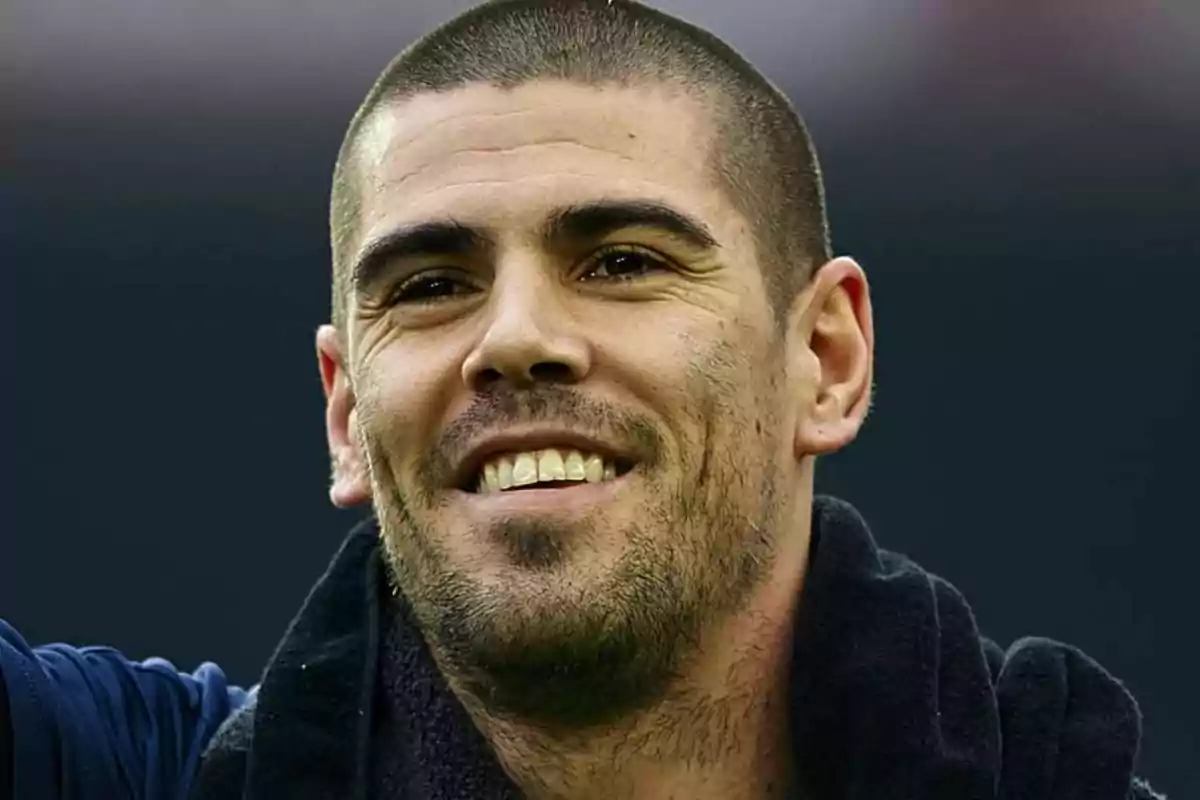 Hombre con cabello corto y barba ligera sonriendo. Hombre con cabello corto y barba ligera sonriendo.