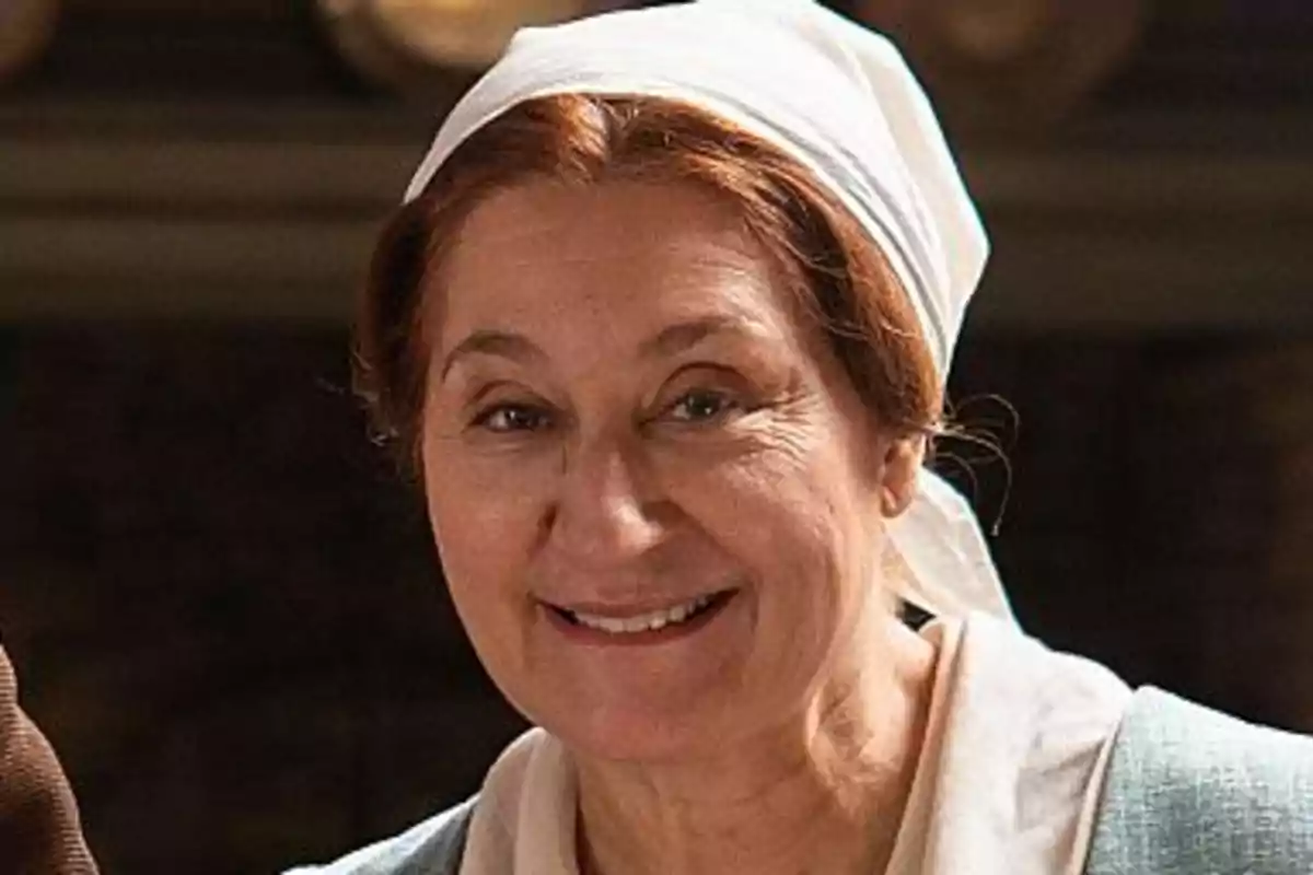 Eva somrient amb un mocador blanc al cap. Eva somrient amb un mocador blanc al cap.