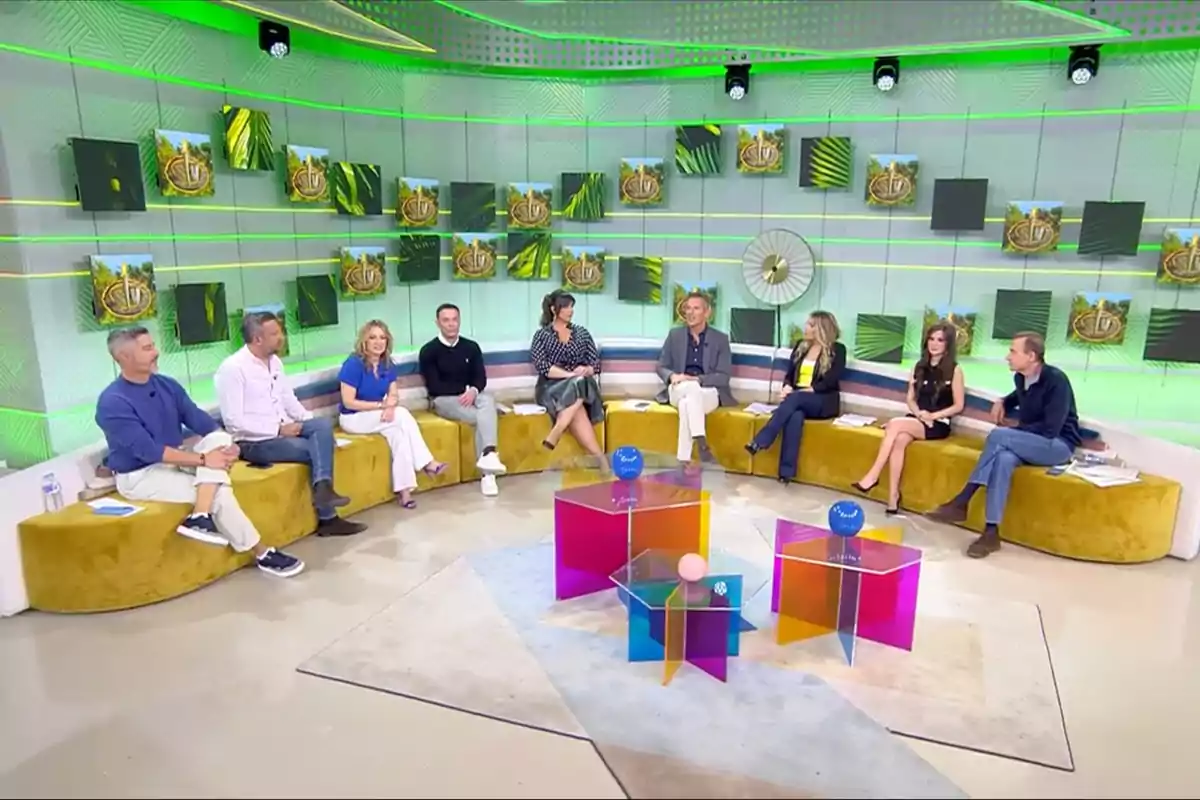 Un grup de persones assegudes en un estudi de televisió amb decoració moderna i acolorida. Captura de 'Vamos a ver'. Un grup de persones assegudes en un estudi de televisió amb decoració moderna i acolorida. Captura de 'Vamos a ver'.
