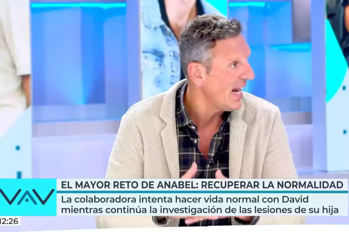 Joaquín Prat parlant en un programa de televisió amb un text en pantalla que menciona el repte d'Anabel per recuperar la normalitat. Captura de 'Vamos a ver'.