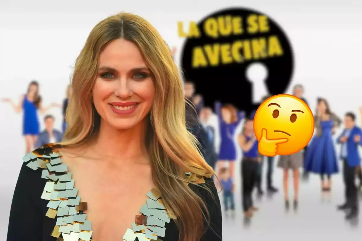 Vanesa Romero somrient amb cabell ros i llarg, vestida amb un vestit negre amb detalls daurats, davant d'un fons borrós amb el logotip de "La Que S'Avecina" i un emoji pensatiu.