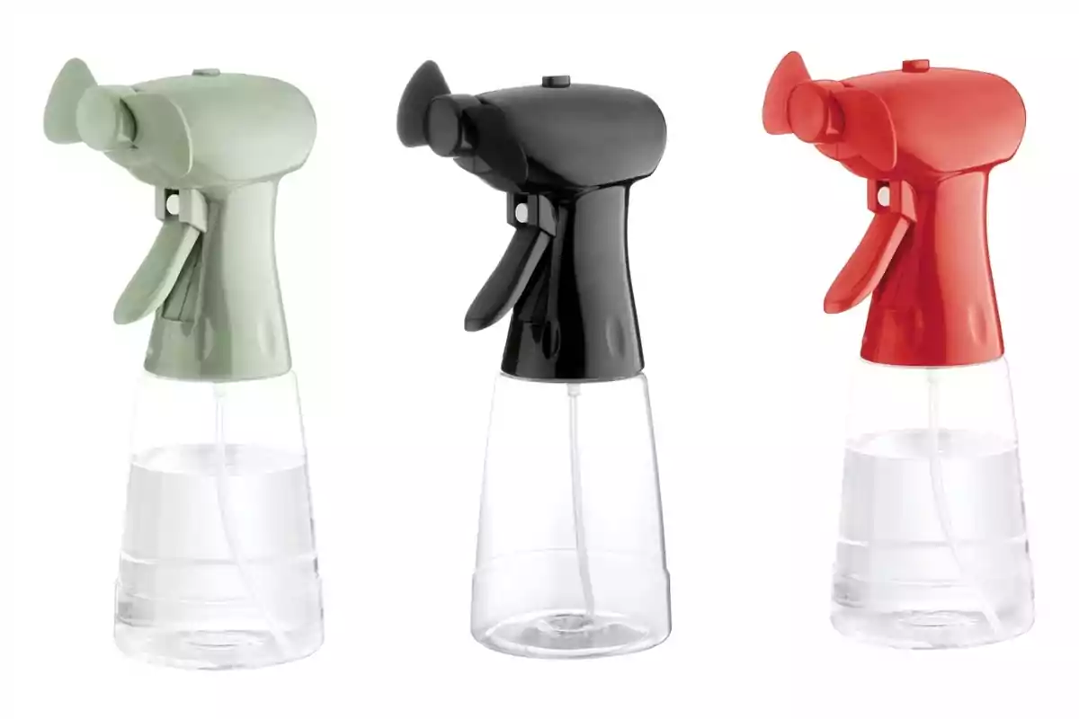 Tres ventiladors polvoritzadors de plàstic de Lidl en colors verd, negre i vermell amb disseny modern i transparent a la part inferior. Tres ventiladors polvoritzadors de plàstic de Lidl en colors verd, negre i vermell amb disseny modern i transparent a la part inferior.