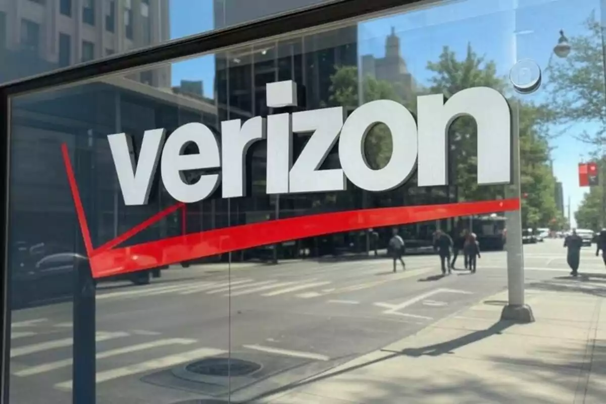 Logotip de Verizon en una finestra de vidre amb un carrer de ciutat reflectit. Logotip de Verizon en una finestra de vidre amb un carrer de ciutat reflectit.
