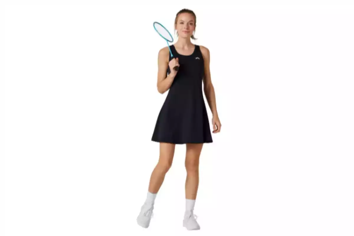 Persona amb vestit esportiu negre sostenint una raqueta de bàdminton. Persona amb vestit esportiu negre sostenint una raqueta de bàdminton.