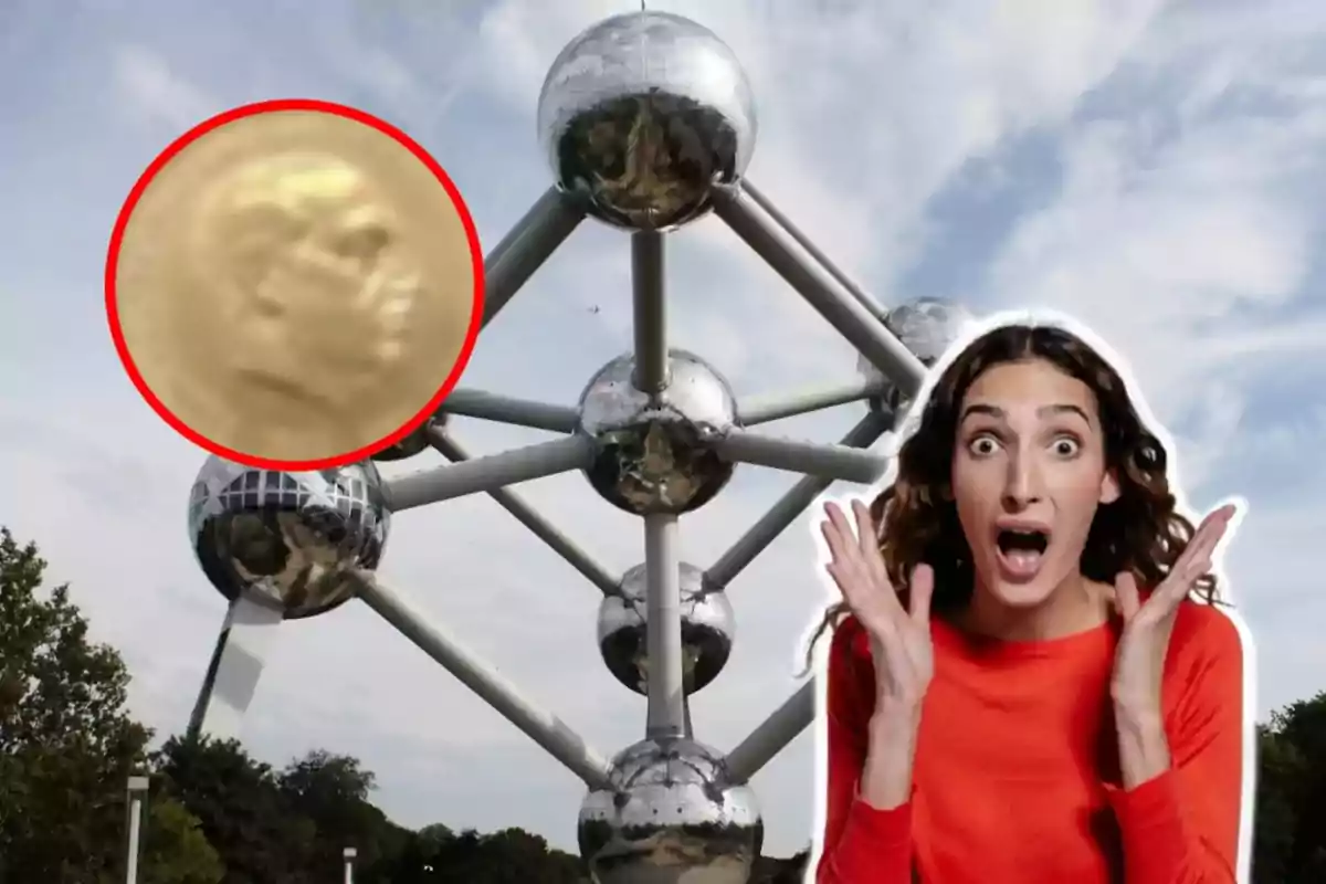 Una dona amb expressió de sorpresa davant de l'Atomium a Brussel·les amb un cercle vermell que ressalta un detall a l'estructura.